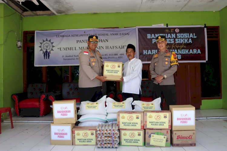 Polres Sikka Berikan Bantuan Sosial dalam Rangka Hari Bhayangkara ke-78