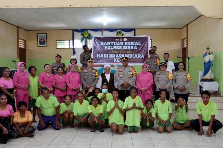 Polres Sikka Berikan Bantuan Sosial dalam Rangka Hari Bhayangkara ke-78