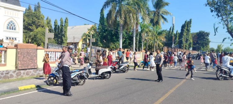 Sat Lantas Lakukan Pengamanan dan Pengaturan Lalu Lintas di Gereja di seputaran Kota Maumere