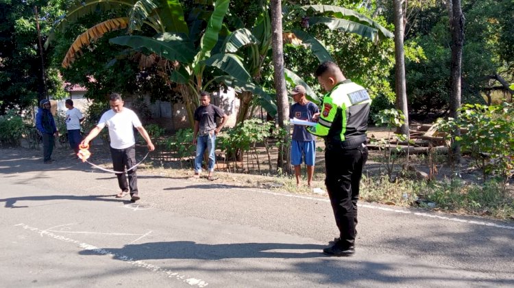 Unit Laka Sat Lantas Polres Sikka Menangani kejadian Laka lantas di jalan Trans Lintas Utara Maumere - Kotabaru, Desa. Wodamude, Kec. Magepanda, Kab. Sikka