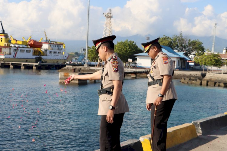 Polres Sikka Memperingati Hari Bhayangkara ke-78 dengan Upacara Tabur Bunga di Pelabuhan Lorens Say Maumere