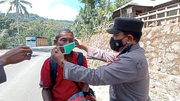 Polres Sikka Bagikan Masker kepada Masyarakat Terdampak Erupsi Gunung Lewotobi dalam Rangka HUT Bhayangkara ke-78