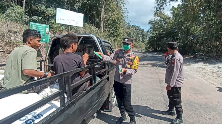 Polres Sikka Bagikan Masker kepada Masyarakat Terdampak Erupsi Gunung Lewotobi dalam Rangka HUT Bhayangkara ke-78