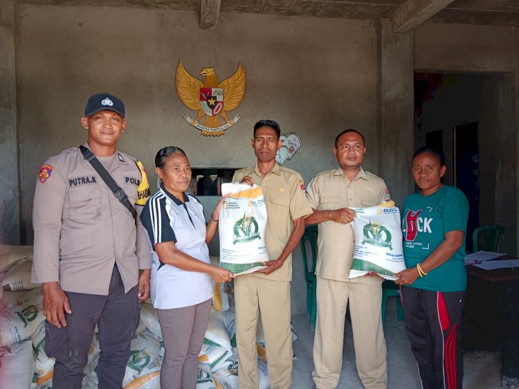 Briptu Putra Kencana Lakukan Patroli dan Pengamanan Kegiatan Serah Terima Penerimaan Bantuan Pangan di Kecamatan Palue, Kabupaten Sikka