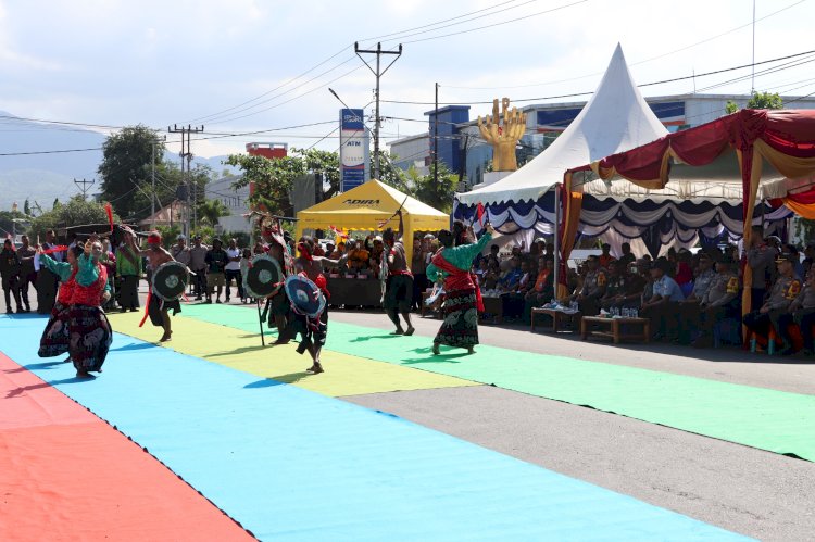 Karnaval Kreasi Budaya Meriahkan Hari Bhayangkara ke-78 di Polres Sikka