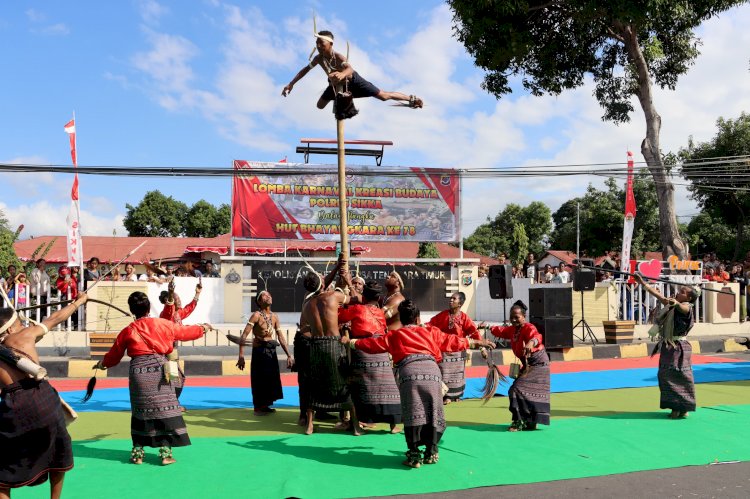 Karnaval Kreasi Budaya Meriahkan Hari Bhayangkara ke-78 di Polres Sikka