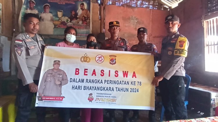 Pembagian Bantuan Biasiswa pada Peringatan Hari Bhayangkara Ke-78 di Nebe, Sikka