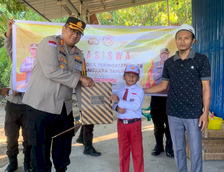 Kapolres Sikka Berikan Beasiswa untuk Anak Sekolah dalam Rangka Hari Bhayangkara ke-78