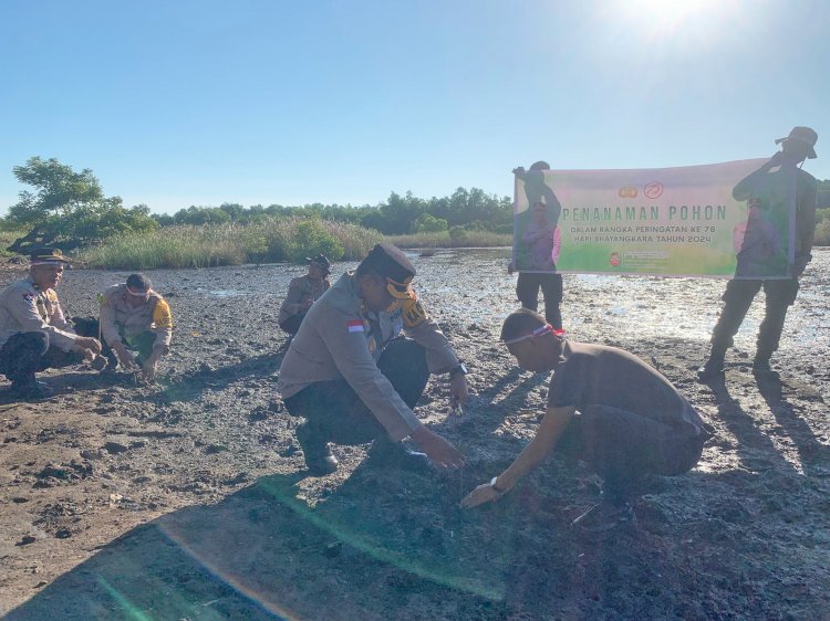 Kapolres Sikka bersama Anggota Tanam Pohon Mangrove di Hari Bhayangkara ke-78