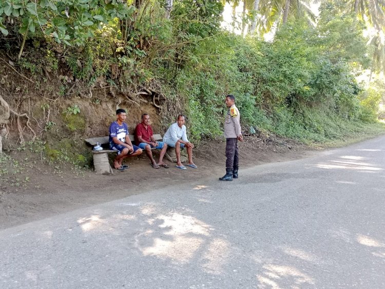 Bhabinkamtibmas Polsek Lela, Aipda Rofinis Fekomelakukan giat Sambang, Dusun Ililewa, Desa Watutedang , Kec. Lela, Kab. Sikka.