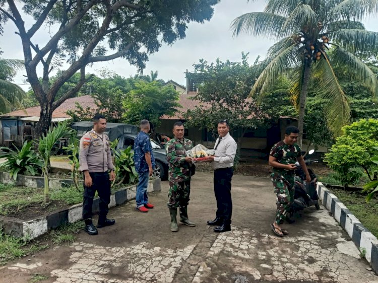 Sinergi TNI dan Polri Semakin Kokoh, Danramil 1603-01/Alok Sambangi Polsek Nita pada Hari Bhayangkara ke-78