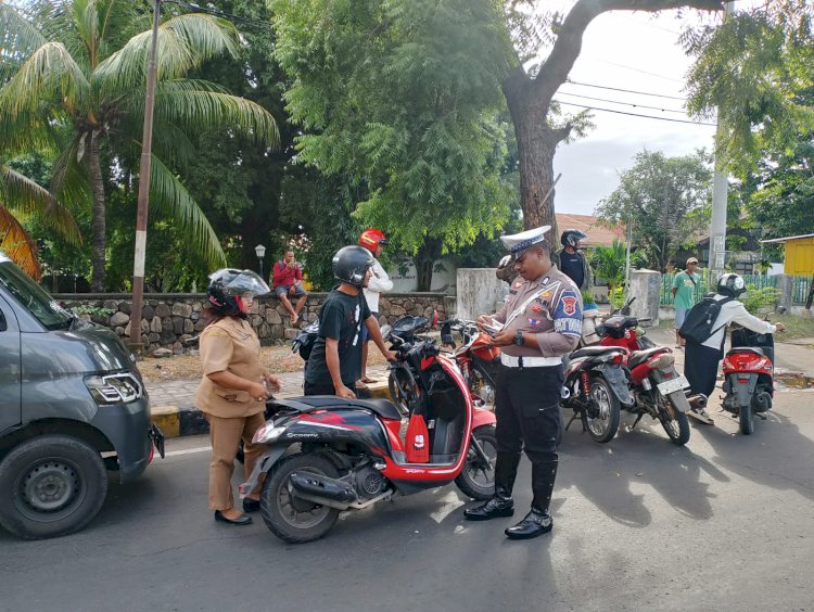 Satuan Lalu Lintas Polres Sikka Lakukan Penertiban Ranmor di sepanjang ruas jalan Jenderal Sudirman Waioti