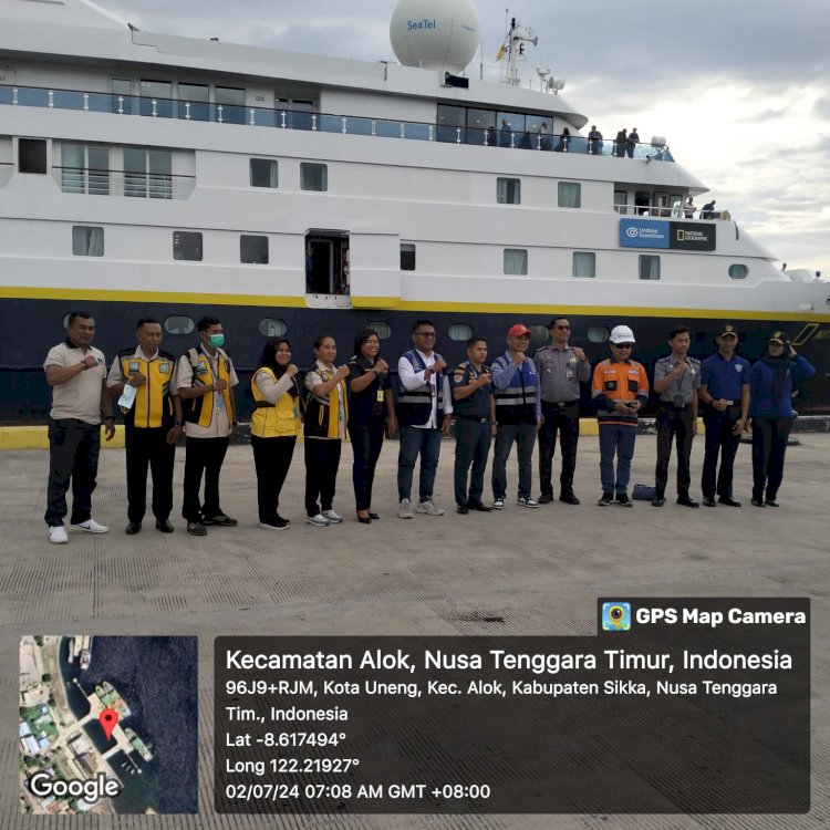 ANGGOTA POSPOL KP3 LAUT POLSEK ALOK DAN INSTANSI SAMPING MELAKSANAKAN PENGAMANAN KEDATANGAN KAPAL ASING NATIONAL GEOGRAPHIC ORION DI PELABUHAN L. SAY MAUMERE