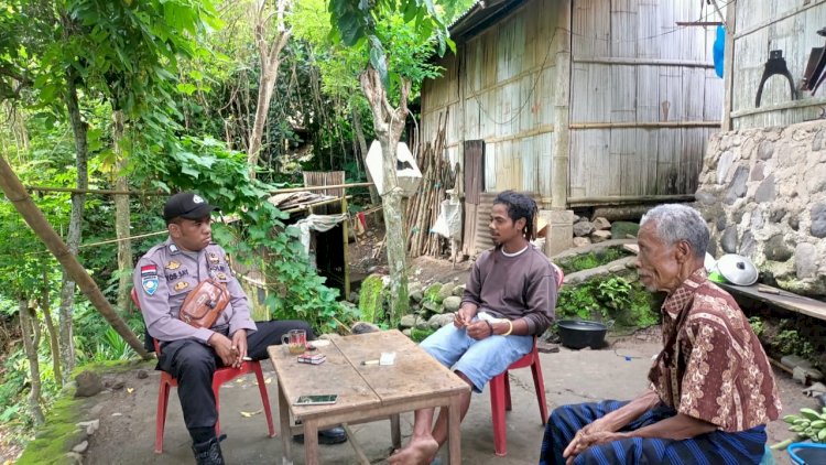 Jalin Silahturahmi Jaga Sitkamtibmas, Bhabinkamtibmas di Desa Nirangkliung, Kecamatan Nita, Kabupaten Sikka Sambangi Warga Binaannya