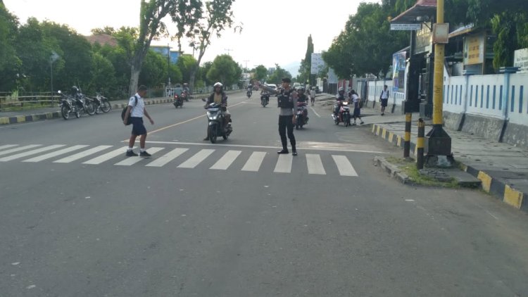 Patroli Strongpoint Pagi dan Pengaturan Arus Lalu Lintas oleh Unit Turjawali Sat. Samapta Polres Sikka, Ciptakan Kamseltibcarlantas Yang Kondusif Pada Jam Padat Lalu Lintas