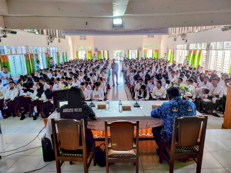 Satres Narkoba Polres Sikka Memberikan Sosialisasi Di SMA Negeri II Maumere, Tentang Dampak Pengunaan Narkoba dan Minuman Keras (Miras) serta Modus Operasi tentang penyelundupan Narkoba di Indonesia