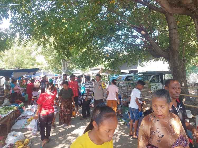 Bhabinkamtibmas Melakukan Patroli Sambang Di Pasar Ndete