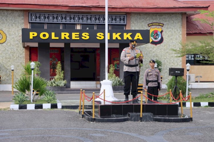 Kapolres Sikka Pimpin Upacara Penutupan Pelatihan Gada Pratama Satpam Gelombang VII Tahun 2024 di Lapangan Mako Polres Sikka