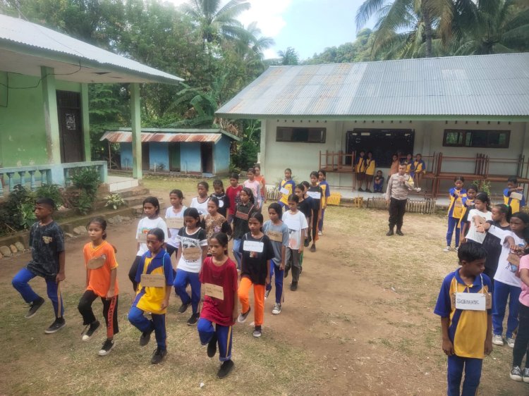 POLSEK PAGA HADIR: GIAT LATIHAN PERATURAN BARIS BERBARIS, DALAM RANGKA MASA PENGENALAN LINGKUNGAN SEKOLAH (MPLS) PESERTA DIDIK BARU SMP SWASTA TANANUWA MASEBEWA TAHUN PELAJARAN 2024/2025