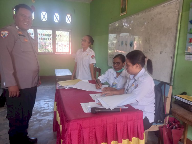 Bhabinkamtibmas Sukses Kawal Imunisasi Polio dan Campak di Tiga Sekolah Dasar di Sikka