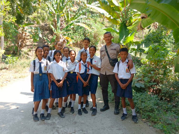 Polisi Sahabat Anak: Bhabinkamtibmas Pospol Palue Ajak Pelajar SMPN 1 Palue Berbincang dan Beri Himbauan Kamtibmas