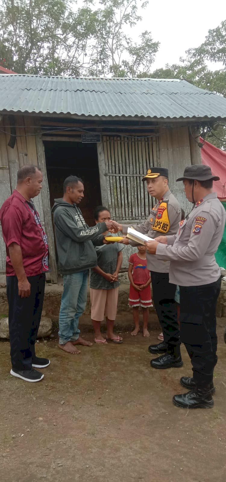 Wakapolres Sikka Serahkan Bantuan Perbaikan Rumah Tertimpa Tower Radio Polri