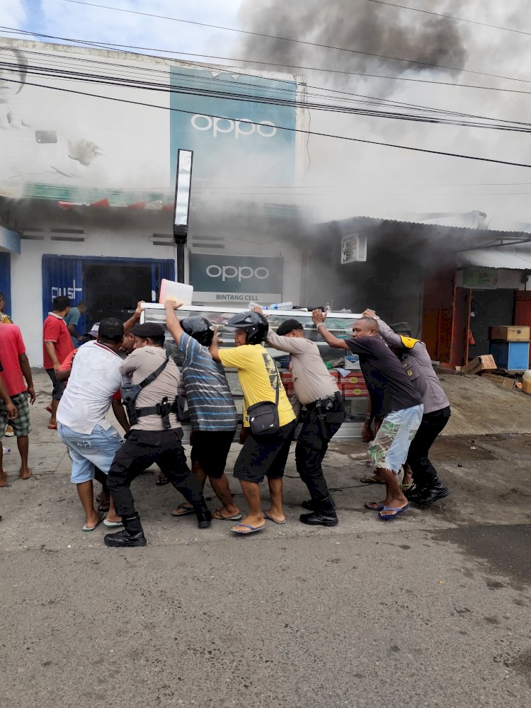 Kebakaran Terjadi di Jalan Raja Centis, Polres Sikka Sigap Kerahkan AWC Bantu Warga Padamkam Api