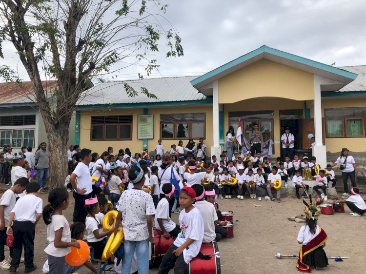 Unit Kamsel Sat Lantas Res Sikka Kawal Jalan Santai  SDN CONTOH  Dalam Rangka Memperingati Hari Ulang Tahun Sekolah Yang Ke - 62