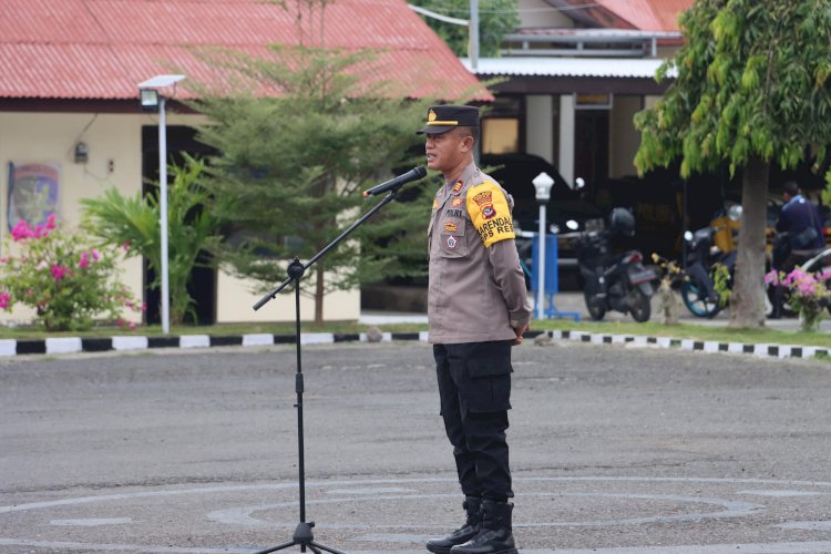 Kabag Ops Berikan Arahan Kepada Personil Polres Sikka Usai Kegiatan Apel Fungsi