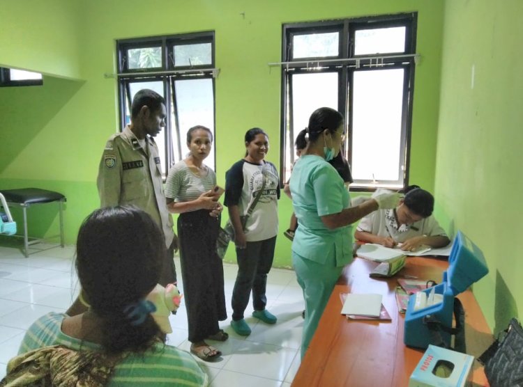 kegiatan  Bhabinkamtibmas Kel. Kota Uneng, Kec. Alok, Kab. Sikka dalam pelayanan kesehatan kepada Masyarakat Kecamatan Alok (PIN)