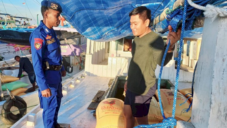 Anggota Piket Sat Polair Polres Sikka Laksanakan Sambang Di Areal Pelabuhan / Masyarakat pesisir