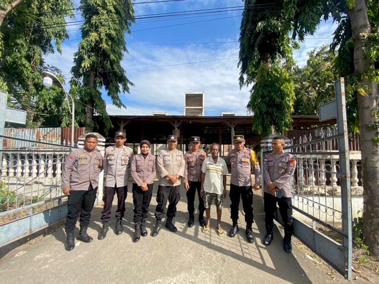 Polres Sikka Laksanakan Minggu Kasih, Bagikan Sembako Kepada Penjaga/Pengurus Gereja Katholik Santa Maria Perumnas