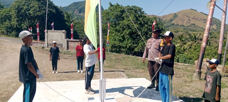 POLSEK BOLA MEMBERIKAN LATIHAN PASKIBRAKA