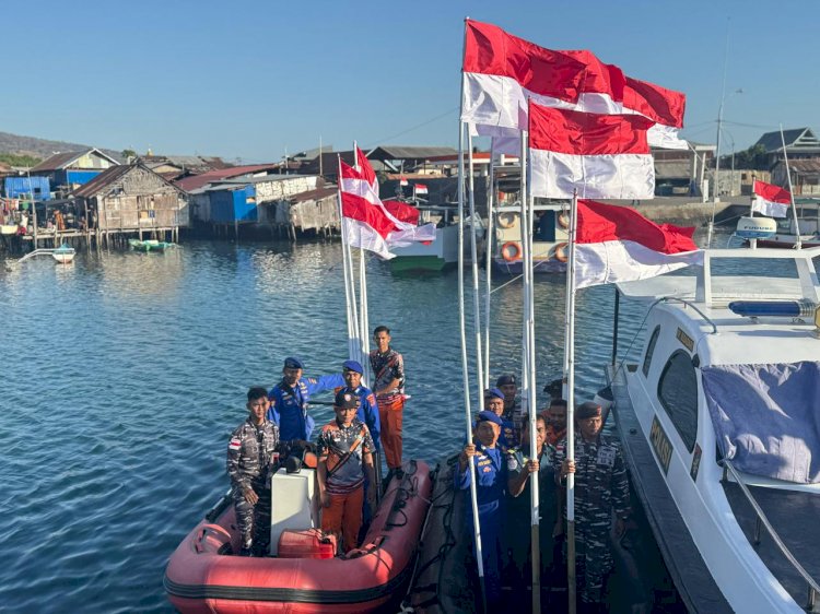 Sat Polair, TNI AL, Pos Polairud Polda NTT, Basarnas dan KSOP Wuring Kolaborasi Laksanakan Pembagian dan pemasangan Bendera Merah Putih kepada warga pesisir dan nelayan Wuring sekaligus pembersihan laut sekitar Wuring Kab. Sikka