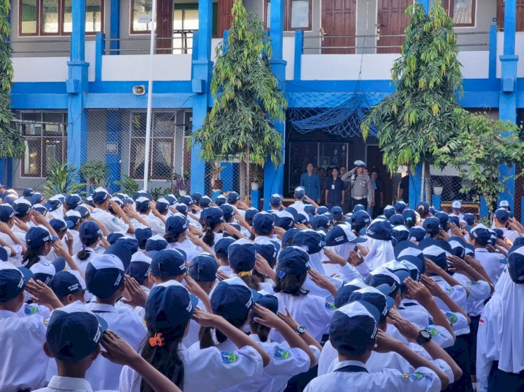 Satlantas Polres Sikka Gelar Upacara dan Sosialisasi Tertib Lalu Lintas di SMPN 01 Maumere