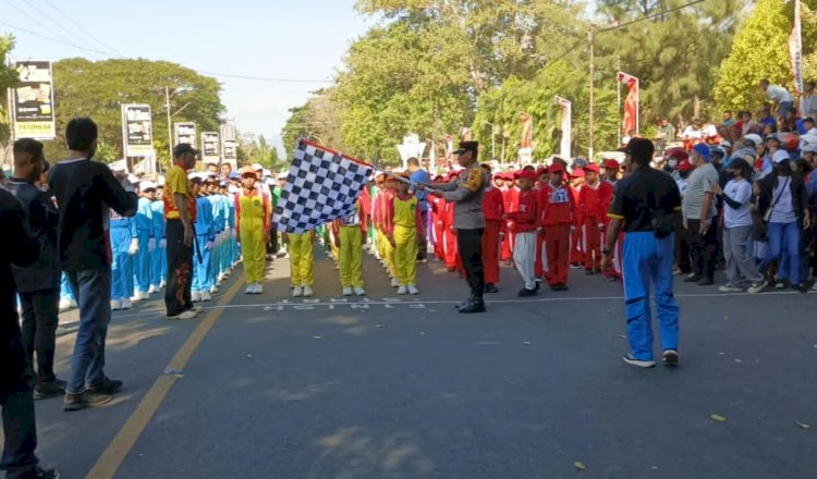 Pengamanan Gerak Jalan Putri SMP dan SMA Se-Kabupaten Sikka Meriahkan HUT Kemerdekaan RI ke-79