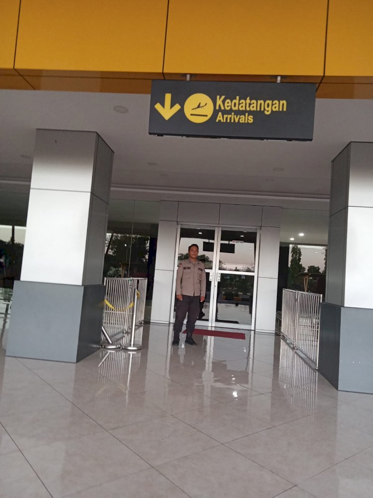 Personil KP3 Udara Memberikan Update Penerbangan, Bersama Otoritas Keamanan Bandara Melaksanakan Pengamanan Bandara Frans Seda