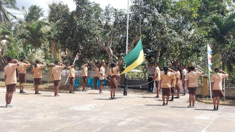 KAPOSPOL KOTING POLSEK NELLE LAKSANAKAN GLADI PENGIBARAN & PENURUNAN BENDERA MERAH PUTIH