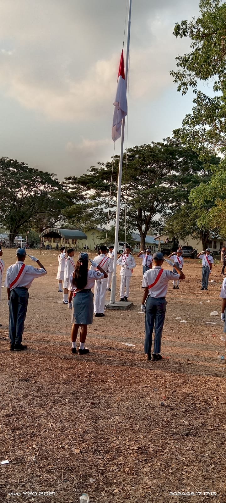 UPACARA PENURUNAN BENDERA MERAH - PUTIH DI KEC. WAIGETE BERLANGSUNG LANCAR