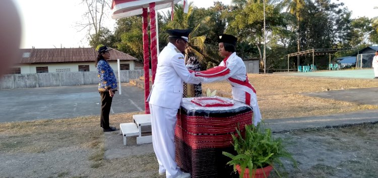 UPACARA PENURUNAN BENDERA MERAH PUTIH TINGKAT KECAMATAN NELLE.