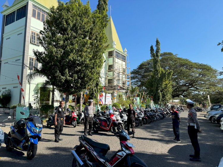 PATROLI DAN PENGATURAN LALU LANTAS DI TEMPAT-TEMPAT IBADAH OLEH SAT LANTAS RES SIKKA