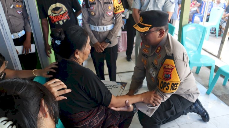 Kapolres Sikka Kunjungi Keluarga Korban Kecelakaan Lalu Lintas, Sampaikan Permintaan Maaf dan Bela Sungkawa