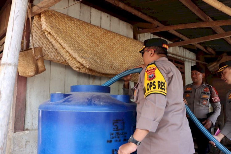 Polres Sikka Salurkan Bantuan Air Bersih kepada Warga Terdampak Krisis Air di Kecamatan Talibura