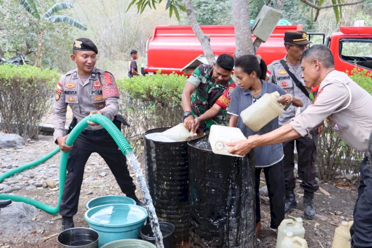 Polres Sikka Salurkan Bantuan Air Bersih kepada Warga Terdampak Krisis Air di Kecamatan Talibura