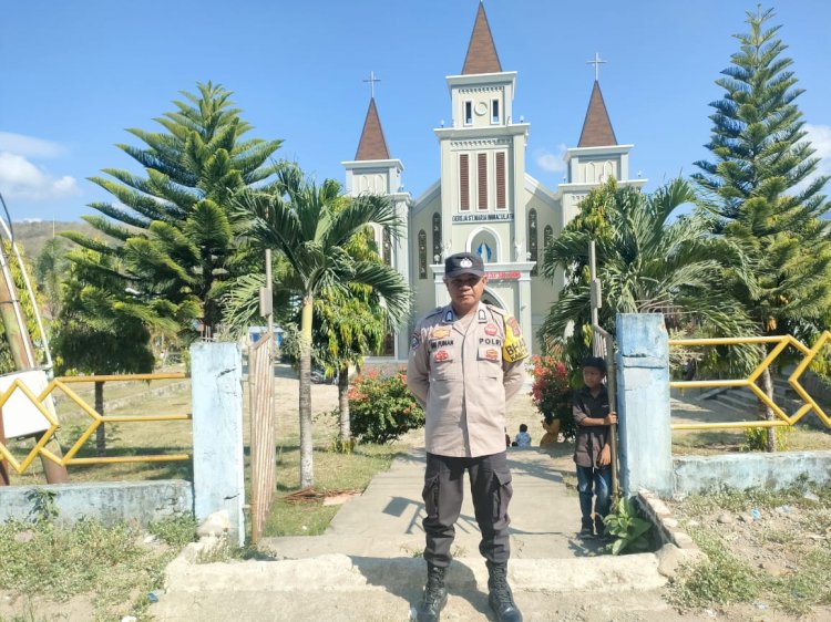 Bhabinkamtibmas Desa Bhera Adakan Giat “Minggu Kasih” di Gereja St. Maria Imakulata Lekebai, Desa Bhera