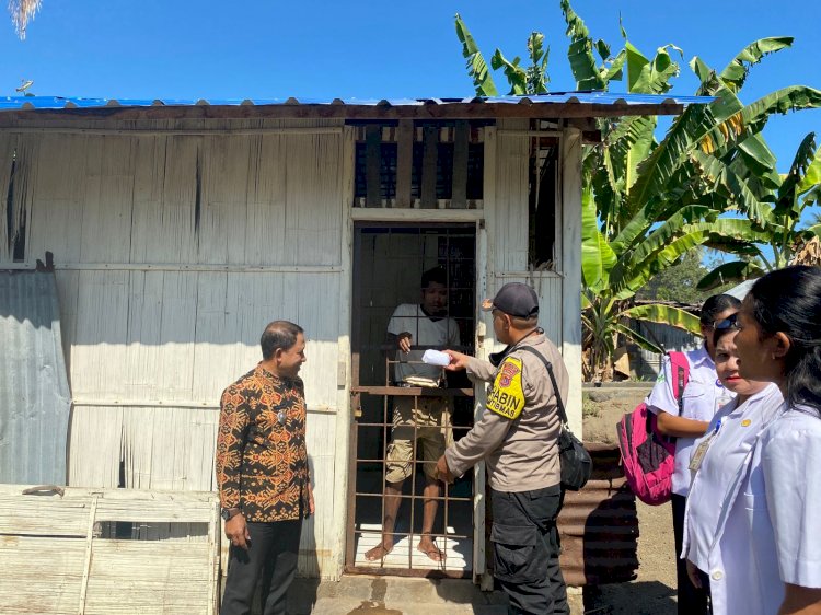 BHABINKAMTIBMAS POLSEK LELA LAKSANAKAN PENDAMPINGAN TENAGA KESEHATAN PUSKESMAS NANGA UNTUK MELAYANI KESEHATAN MASYARAKAT.