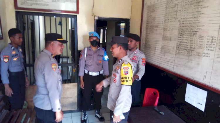 Kasubsi Penmas Polres Sikka Lakukan Kontrol Tahanan dan Pengawasan Serah Terima Tugas Jaga