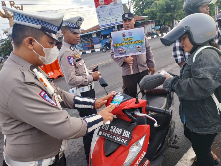 Gelar Ops Zebra Turangga 2024, Sat Lantas Polres Sikka Pasang Stiker Himbauan