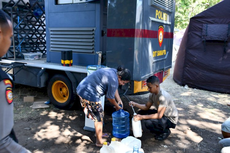 Polda NTT Berbagi Kasih: Salurkan Bantuan Makanan dan Air Minum untuk Warga Terdampak Konflik di Flores Timur