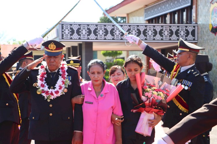 Polres Sikka Gelar Wisuda Purna Bakti AKP Alexander Suban